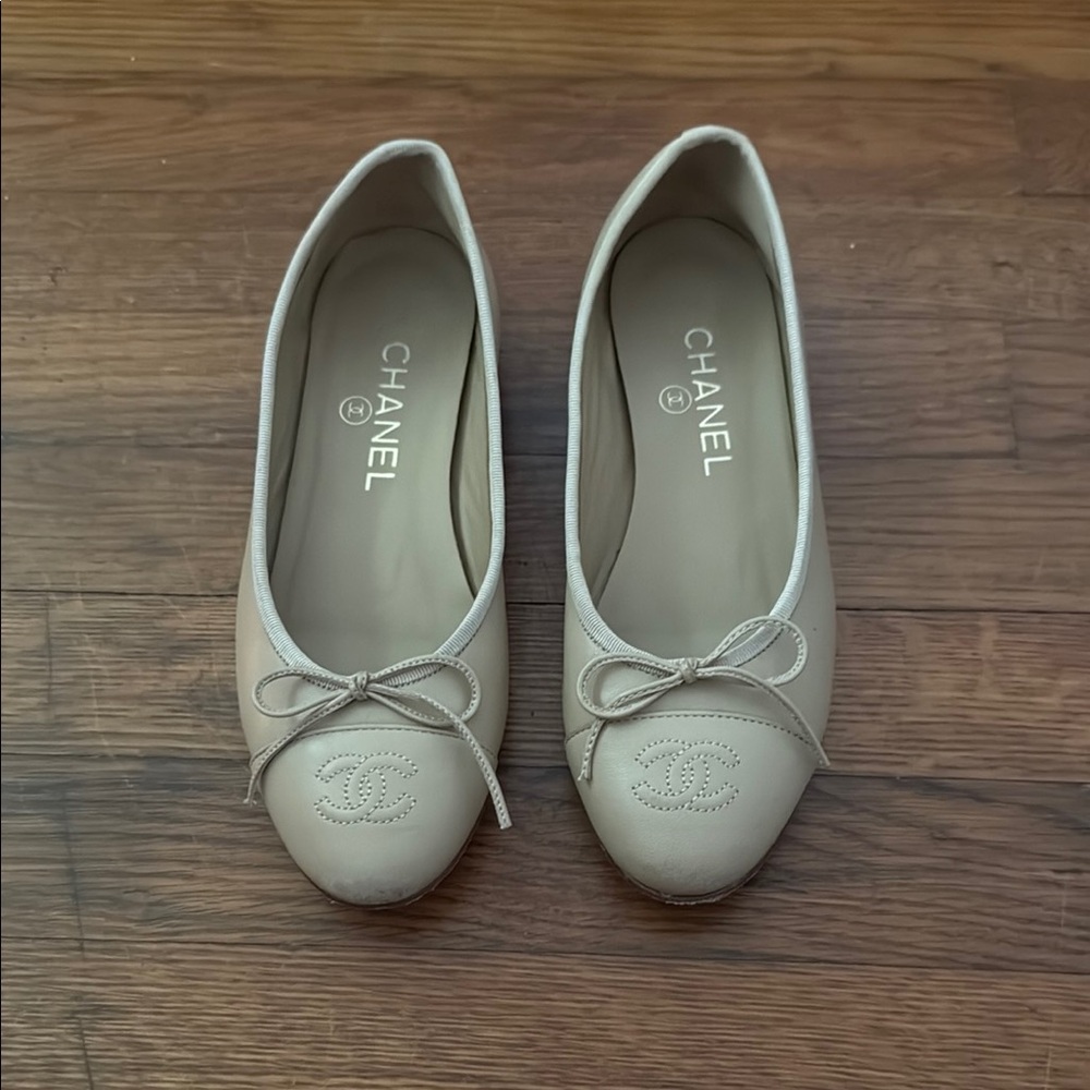Chanel Cream Flats with Bow and Logo